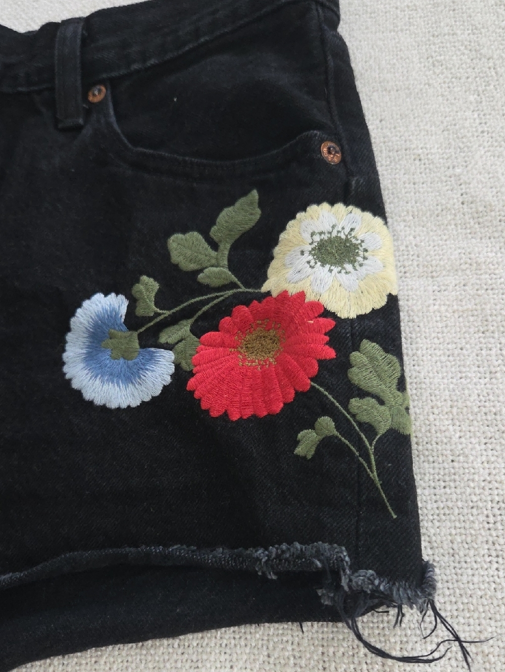 Levi's Black Denim Shorts with Floral Embroidery Size 29 - Picture 4 of 8